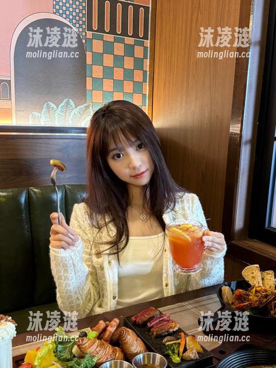 刚下车就被围观，www.黑料苹果版带你快速补瓜！
