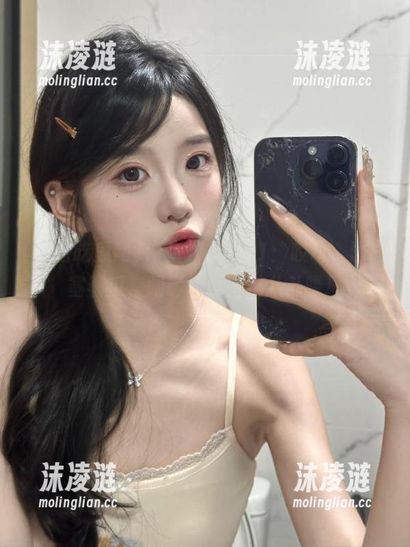 海角吃瓜网 海角吃瓜网91:哎呀,嘴里塞着瓜,眼睛就要错过八卦喽!