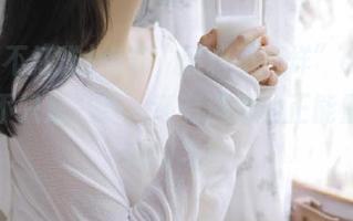 点开“黑料不打烊”app，吃的不只是八卦，还有满满的正能量～凉风习习！