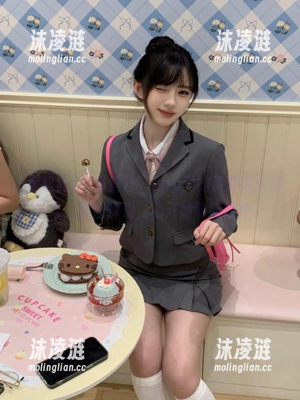 “黑料社”app里的资源像迷雾一样，慢慢探索，心开始隐隐期待。